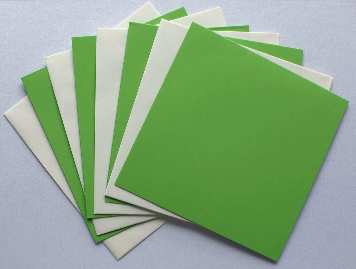 Kartenset 4 Quadratische Klappkarten Grasgrün 225mg² + 4 Umschläge Creme - Hell 90mg² Nr.28