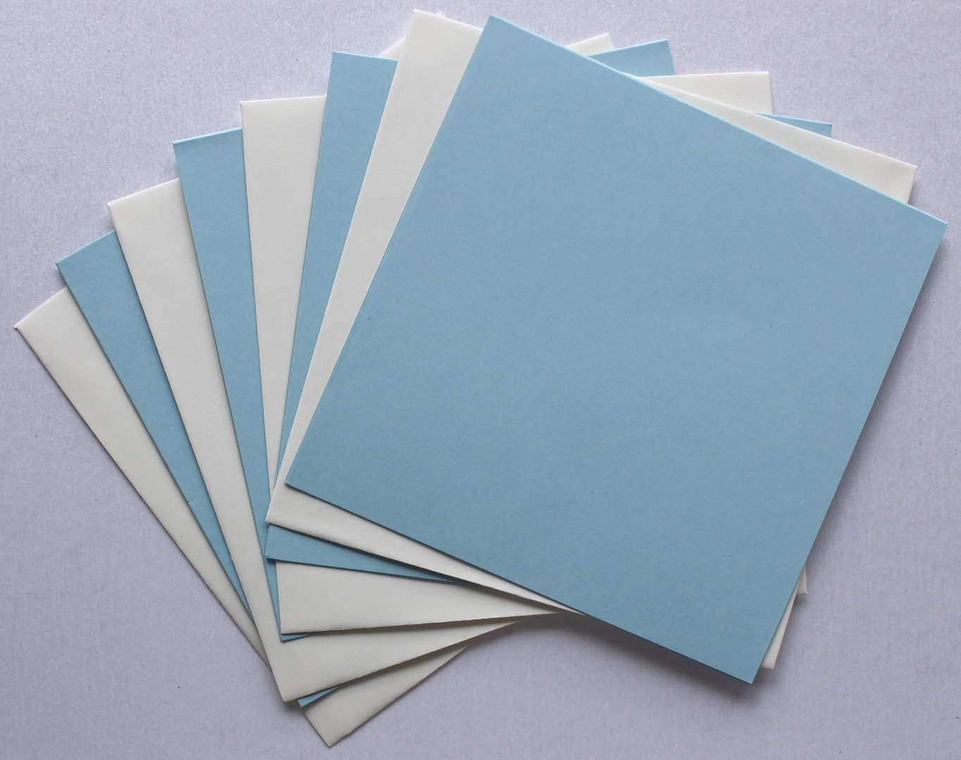 Kartenset 4 Quadratische Klappkarten Babyblau 225mg² + 4 Umschläge Elfenbeinweiss 90mg² Nr.122