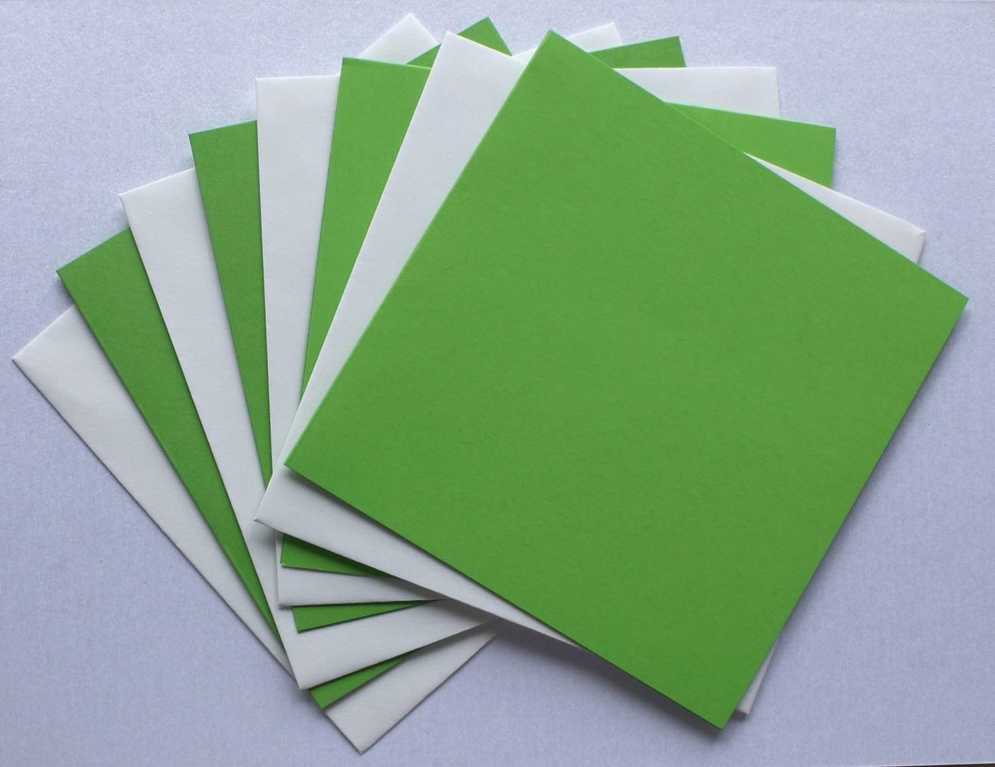 Kartenset 4 Quadratische Klappkarten Grasgrün 225mg² + 4 Umschläge Elfenbeinweiss 90mg² Nr.128