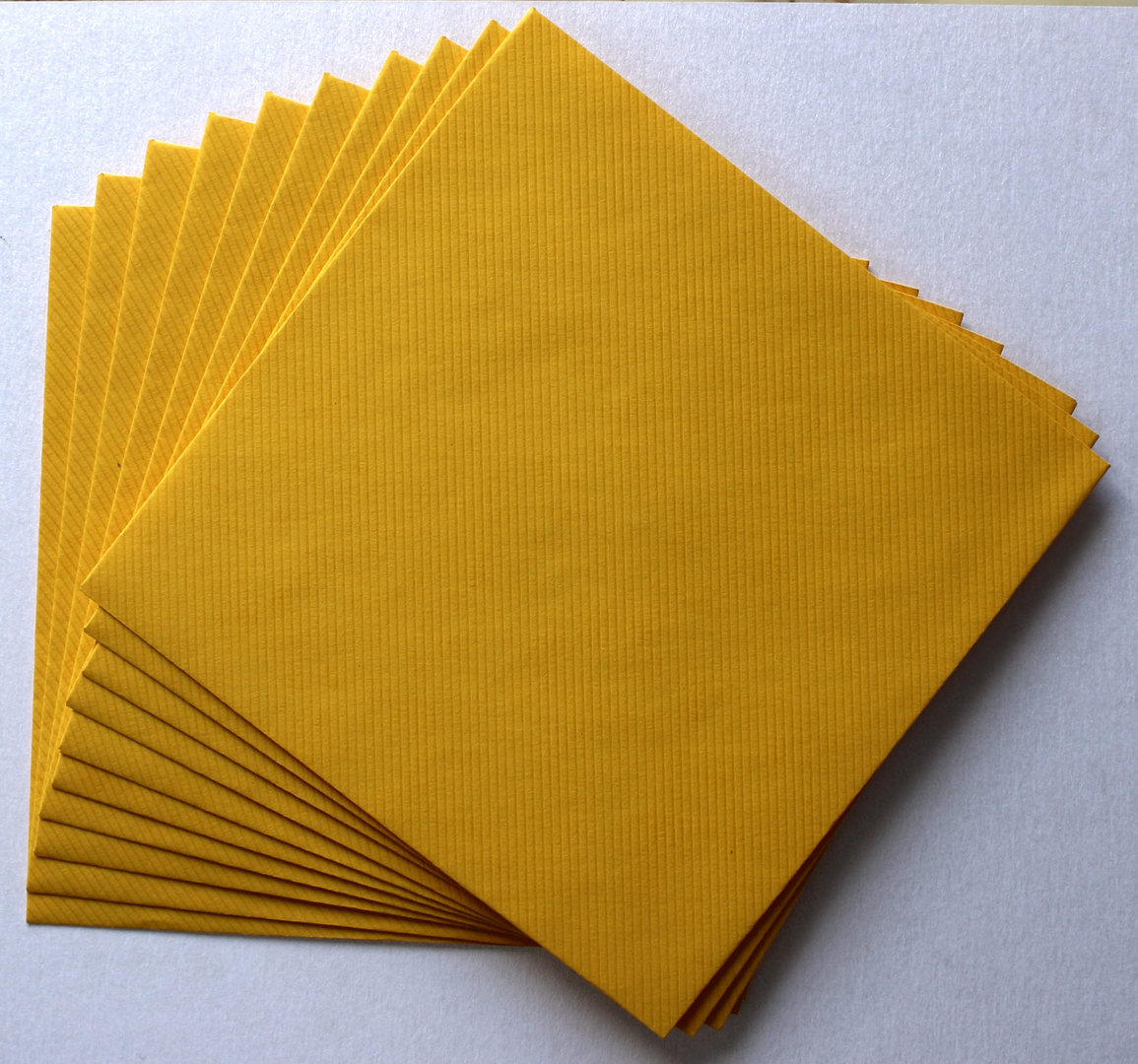 10 Briefumschläge Quadratisch ca.110mg² Gelb Struktur 14 x 14 cm